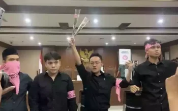Beri Bunga ke Jaksa, Delpedro Cs Juga Nyanyikan ‘Indonesia Pusaka’ Sebelum Sidang