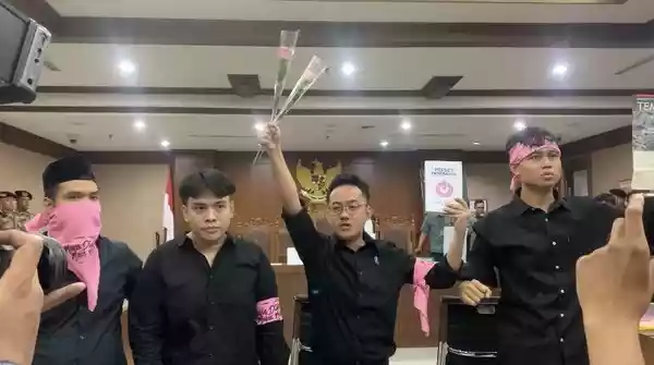 Beri Bunga ke Jaksa, Delpedro Cs Juga Nyanyikan ‘Indonesia Pusaka’ Sebelum Sidang
