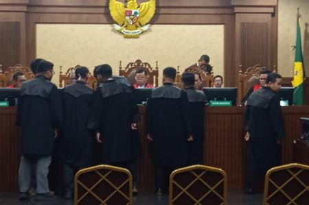 Kondisi Belum Pulih, Majelis Hakim Tunda Sidang Pembacaan Dakwaan Nadiem