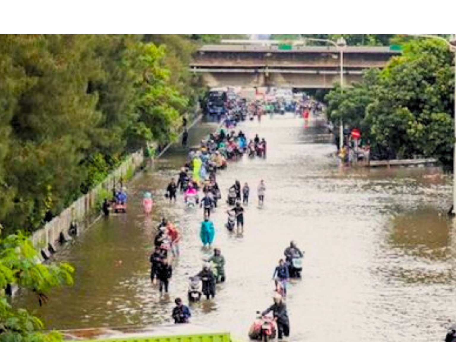 Banjir Rendam Jalan di Kebon Jeruk, Motor Mogok dan Transjakarta Alihkan Rute