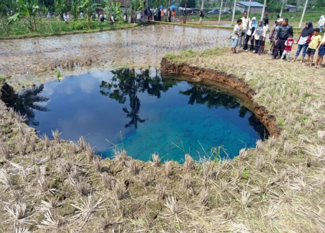Fenomena Sinkhole di Sumbar, Air Bening Berwarna Biru Jadi Sorotan