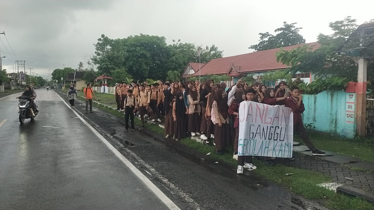 Dikawal TNI Lahan SMPN 3 Manggelewa Nyaris Diukur Orang Tak Dikenal Buat Bangun Gerai Koperasi Tanpa Izin