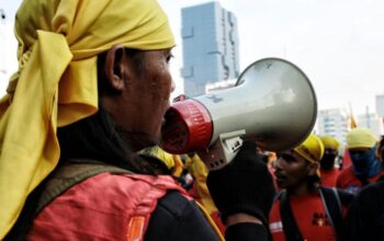 Aksi Pra-May Day, Buruh Serbu DPR-Monas Tuntut Penghapusan Outsourcing