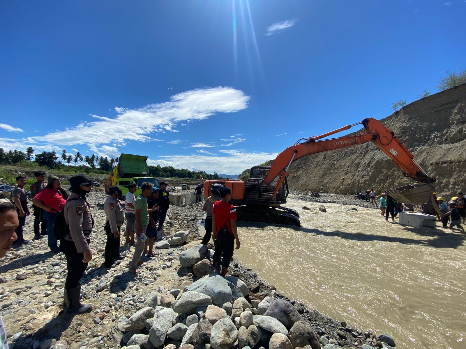 Polri & Tim Gabungan Bangun Jembatan Darurat, Akses Warga Donggala Kembali Terbuka