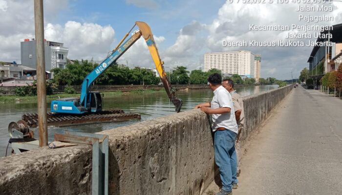 PT Jakpro Memiontec Air Kerjasama dengan Dinas SDA, LH dan BWSCC guna Pengerukan Kanal Banjir Barat dan Perbaikan Jalan Inspeksi
