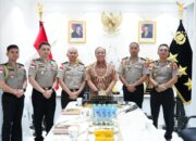 Melalui Buku, Wakapolri Titipkan Pesan Penting Pemberantasan TPPA–PPO kepada 5 Calon Atase dan Staf Teknis Polri
