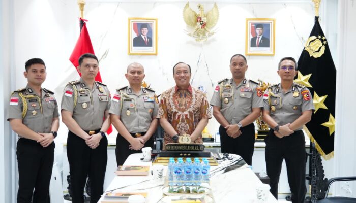 Melalui Buku, Wakapolri Titipkan Pesan Penting Pemberantasan TPPA–PPO kepada 5 Calon Atase dan Staf Teknis Polri