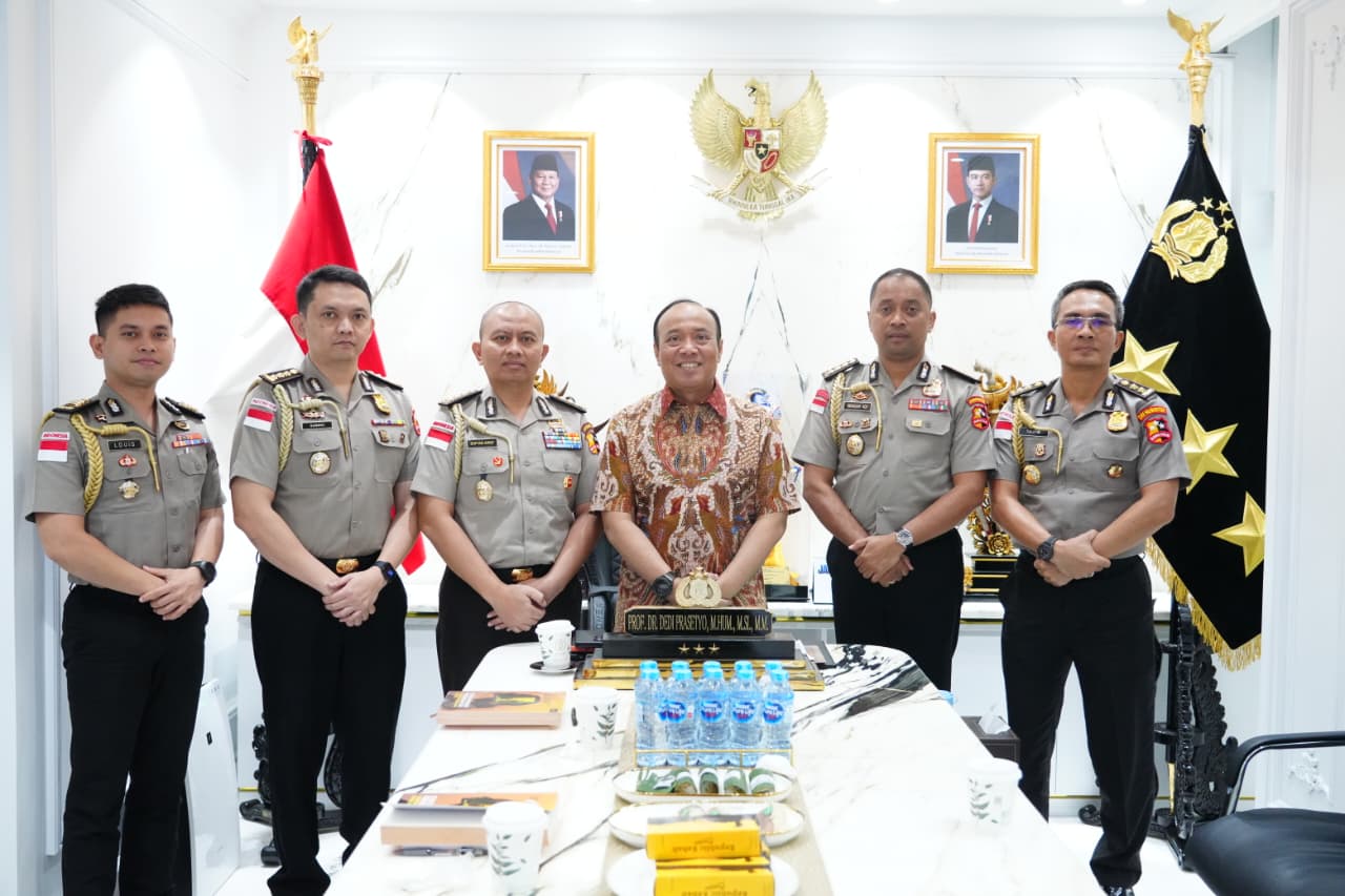 Melalui Buku, Wakapolri Titipkan Pesan Penting Pemberantasan TPPA–PPO kepada 5 Calon Atase dan Staf Teknis Polri