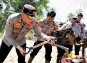 Kapolres Pidie Turun Pimpin Gotong Royong Bersihkan Lapangan Voli Pasca Banjir