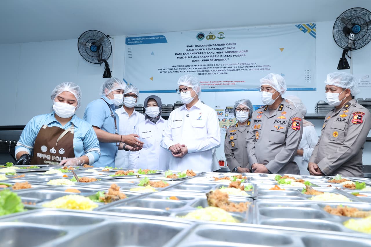 BPOM RI Apresiasi SPPG Polri : Makanan Anak-anak Diperlakukan Seperti VIP Kepala BPOM RI Taruna Ikrar di SPPG Polri Cipinang - Holopis