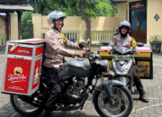 Cara Unik, Bhabinkamtibmas di Sidoarjo Bawa Rombong Jamu dan Kopi Keliling saat Patroli