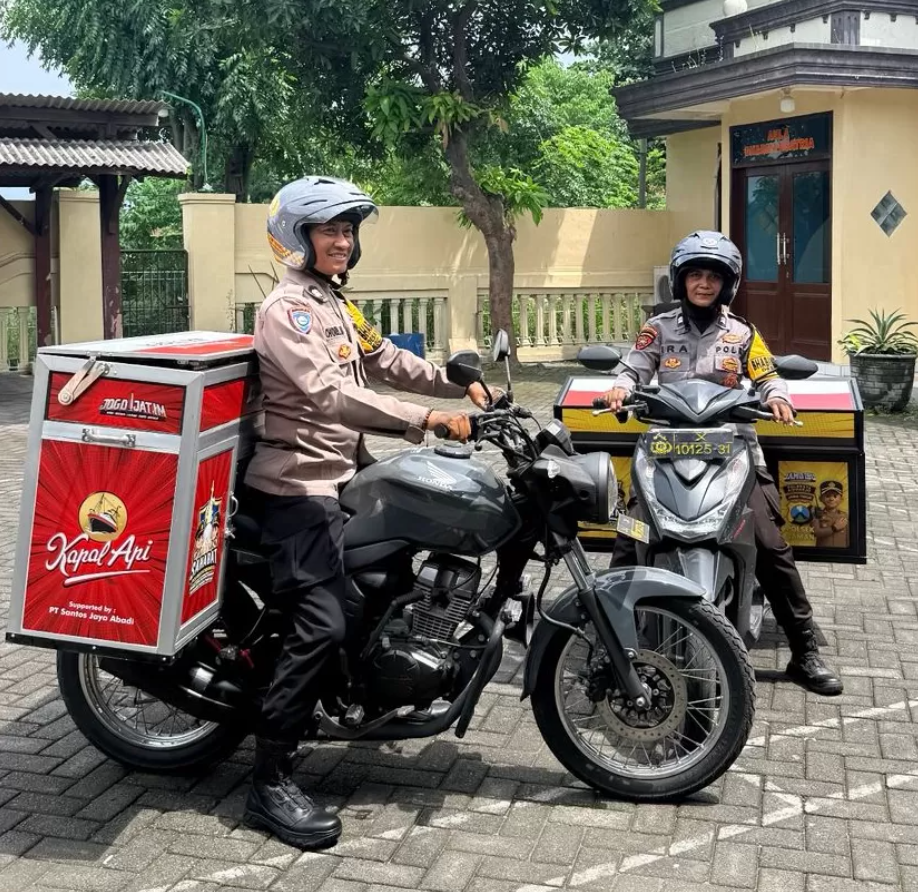 Cara Unik, Bhabinkamtibmas di Sidoarjo Bawa Rombong Jamu dan Kopi Keliling saat Patroli