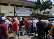 Tuntut Penangkapan Oknum TNI AL, Puluhan Massa Datangi Polres Metro Depok