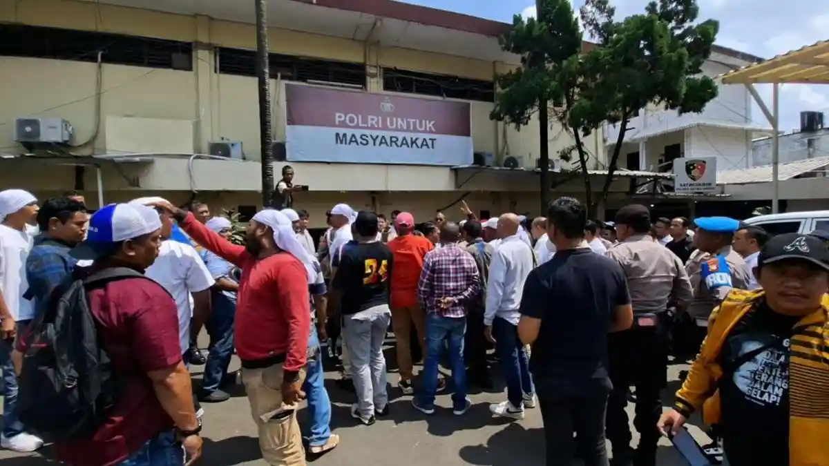 Tuntut Penangkapan Oknum TNI AL, Puluhan Massa Datangi Polres Metro Depok