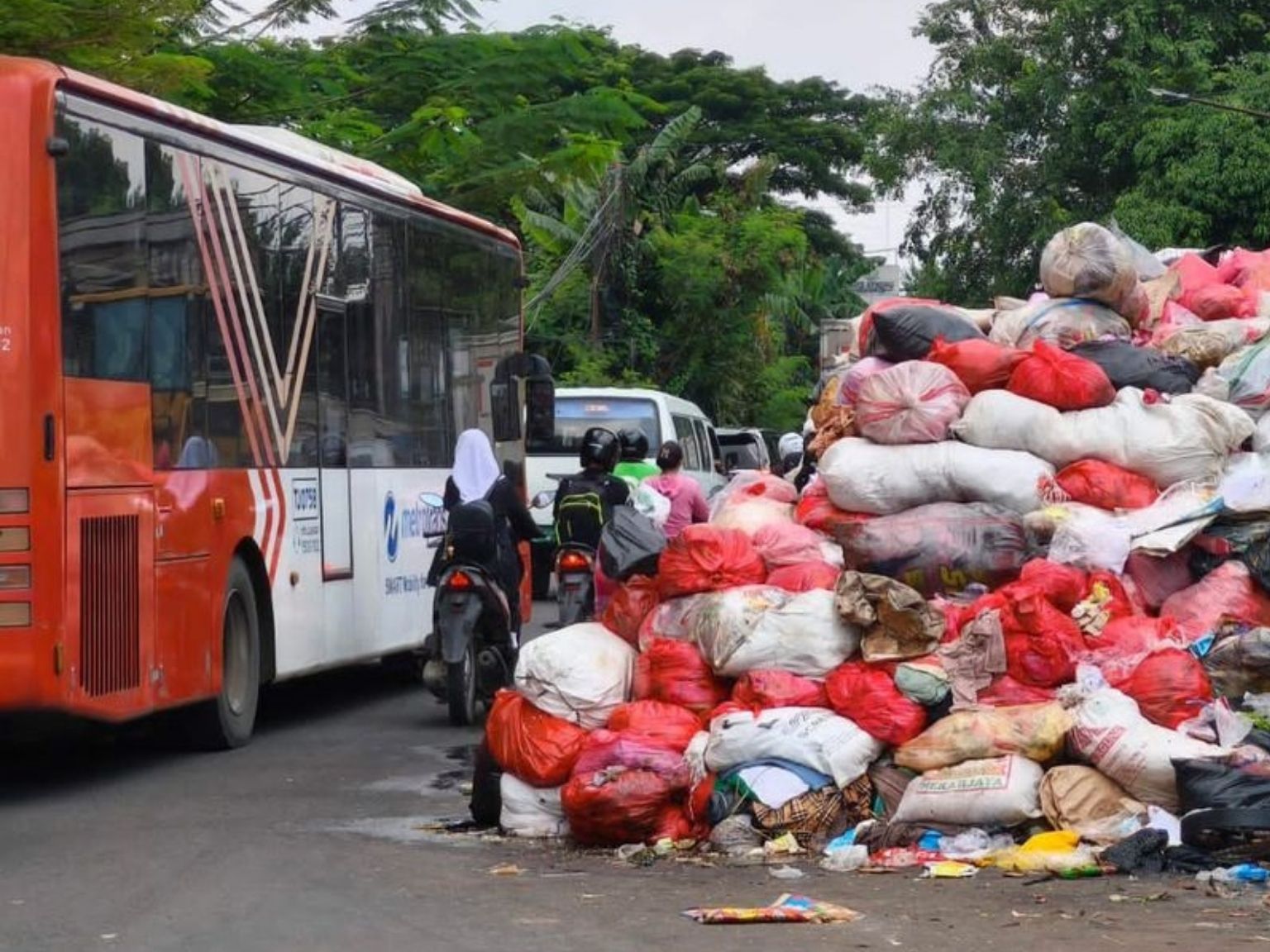 Tumpukan Sampah Masih Menggunung di Tangsel, Bau Busuk Ganggu Aktivitas Warga