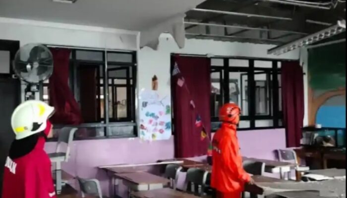 Plafon SDN 05 Pademangan Timur Ambruk Saat Siswa Santap MBG