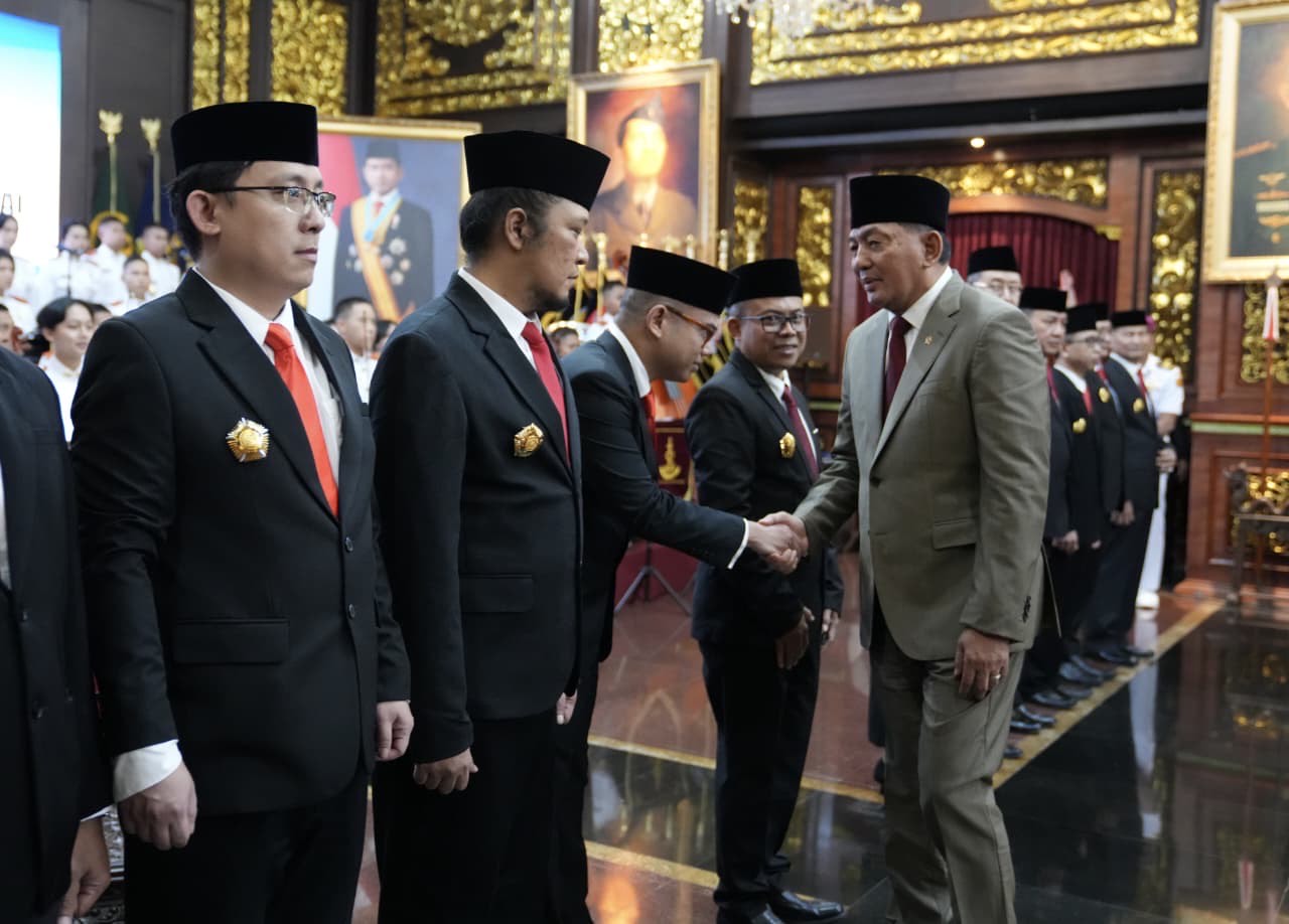 Sjafrie Berjabat Tangan dengan Tenaga Ahli DPN