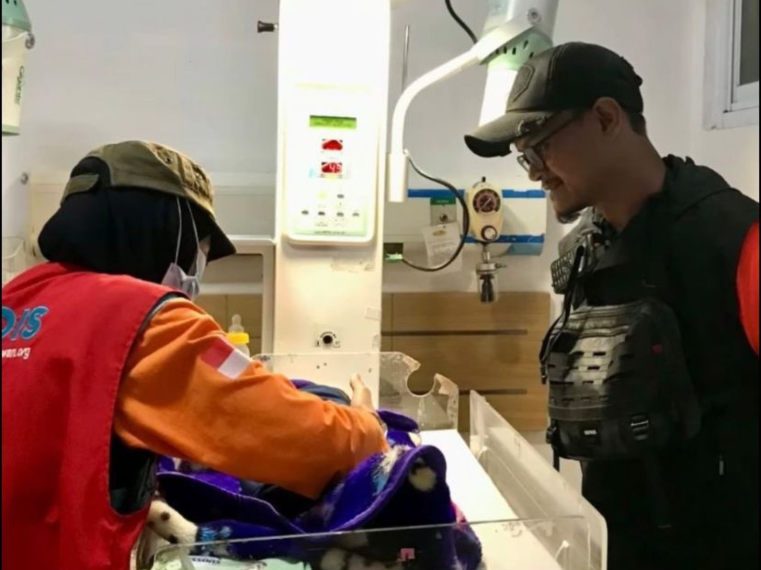 Di Tengah Keterbatasan, Relawan dan Pemerintah Evakuasi Bayi Patah Bahu dari Pengungsian Sawit