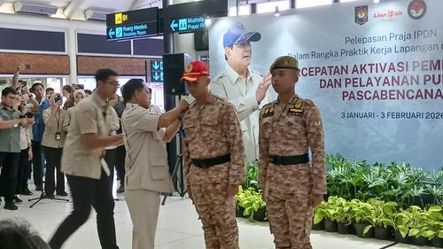 Tito dan Mahasiswa IPDN di Soetta