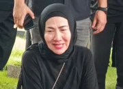 Tangis Venna Melinda Pecah Saat Antarkan Papa ke Liang Lahat