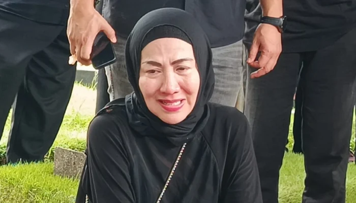 Tangis Venna Melinda Pecah Saat Antarkan Papa ke Liang Lahat