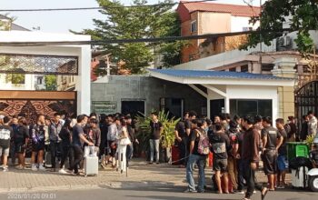 Ribuan WNI yang keluar dari sindikat scam Kamboja mendatangi kantor KBRI Phnom Penh(Dok. KBRI Kamboja)