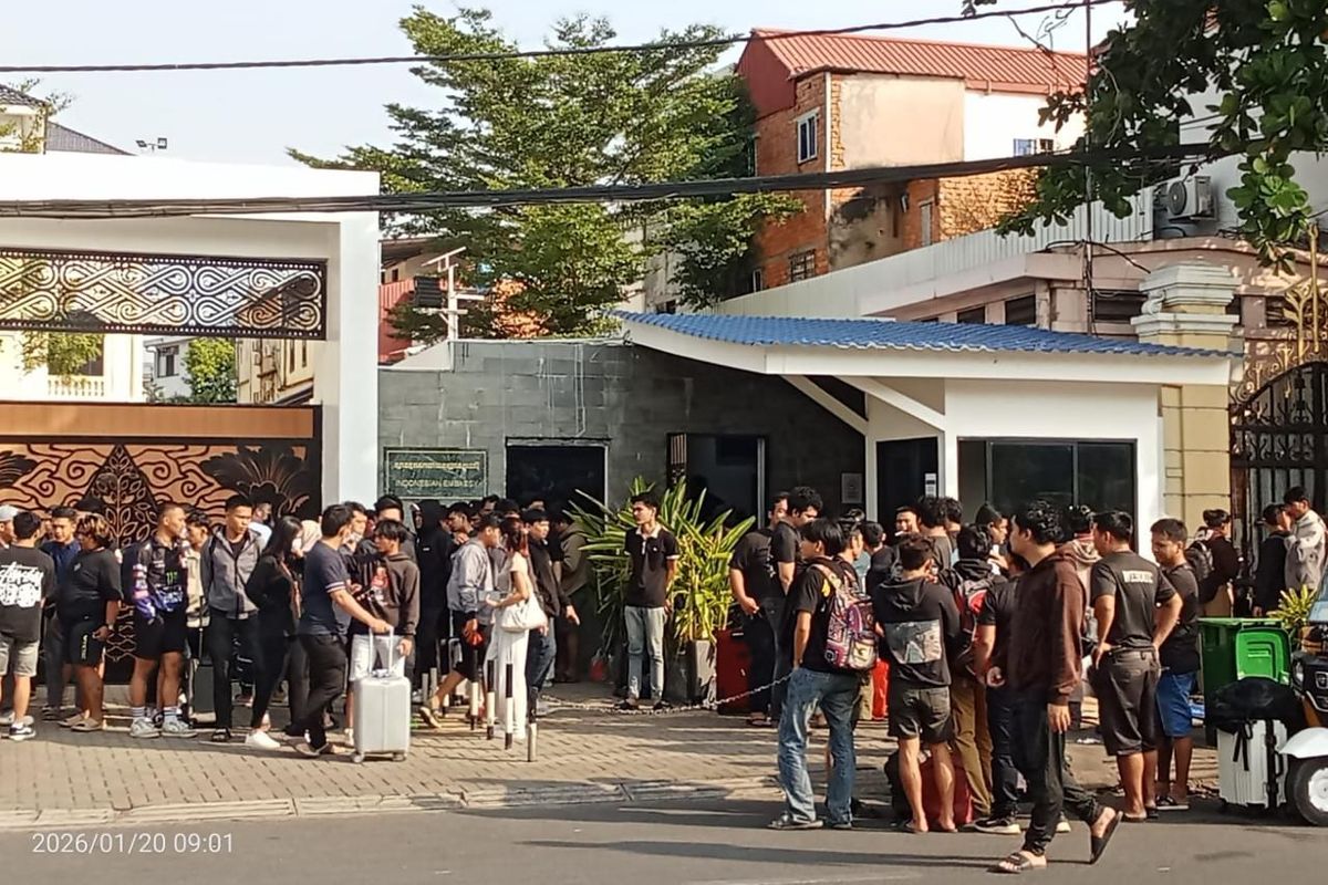 Ribuan WNI yang keluar dari sindikat scam Kamboja mendatangi kantor KBRI Phnom Penh(Dok. KBRI Kamboja)
