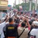 Massa Geruduk Polres Depok Tuntut Keadilan Terkait Pengeroyokan Tewaskan Satu Orang Diduga Libatkan Anggota TNI AL