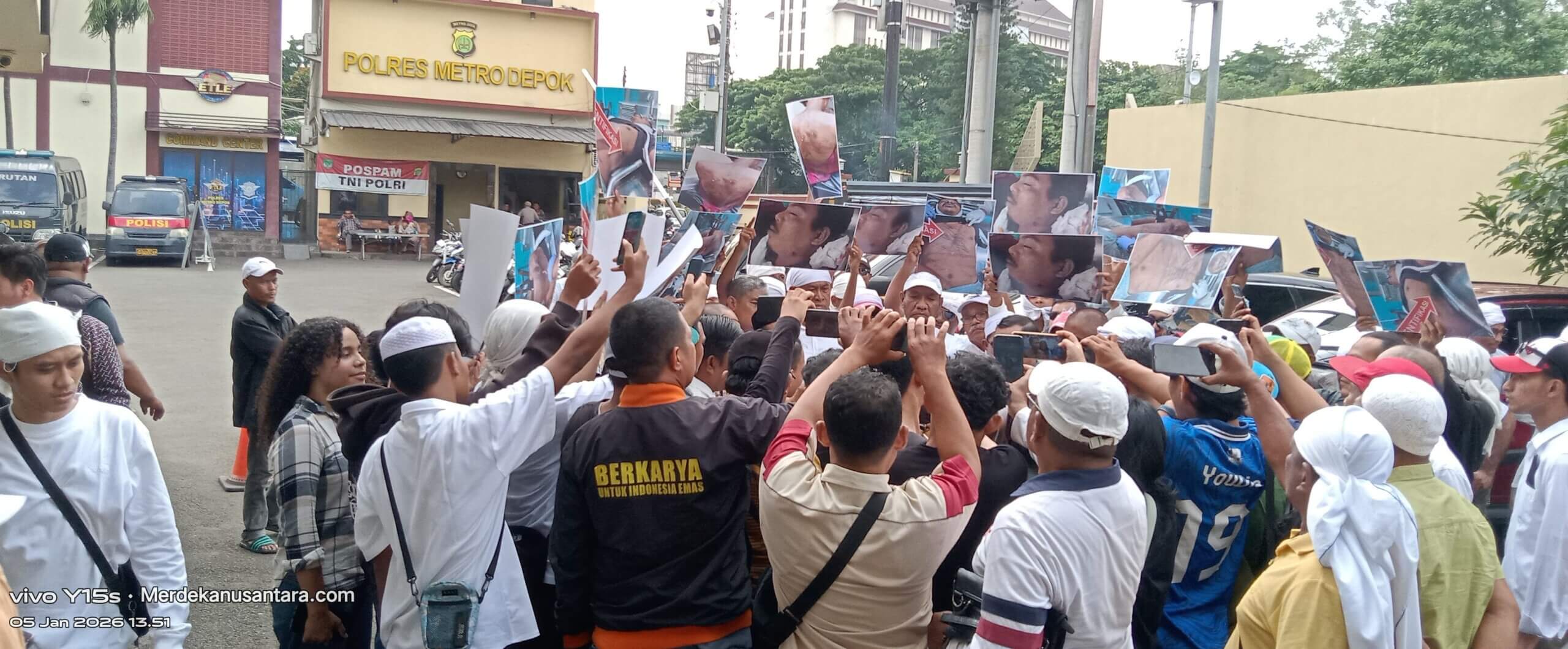 Massa Geruduk Polres Depok Tuntut Keadilan Terkait Pengeroyokan Tewaskan Satu Orang Diduga Libatkan Anggota TNI AL