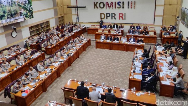 8 Jurus Reformasi Polri! Komisi III DPR: Posisi Polri di Bawah Presiden Bukan Kementerian & Kapolri Diangkat Serta Diberhentikan Preside