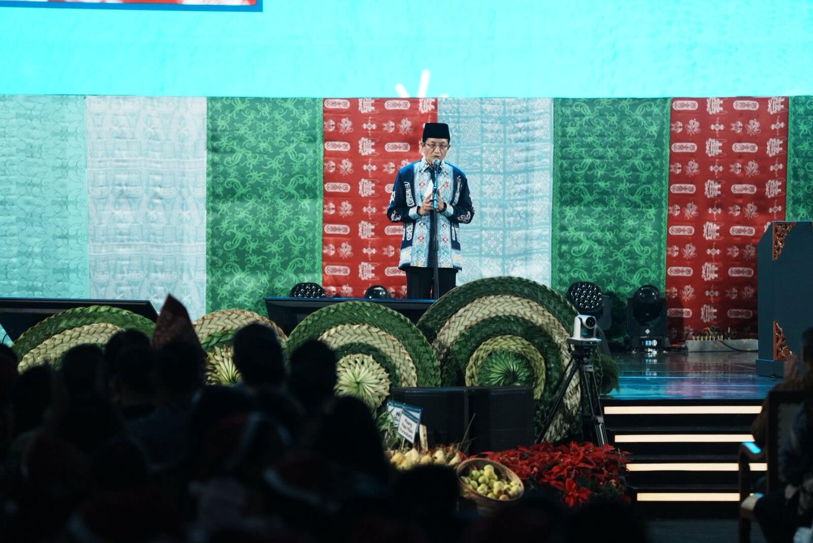 Nasaruddin Umat Di Tennis Indoor