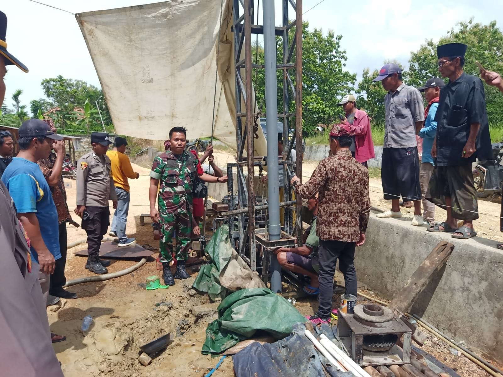 Warga Geger! Sumur Bor di Bangkalan Keluar Minyak