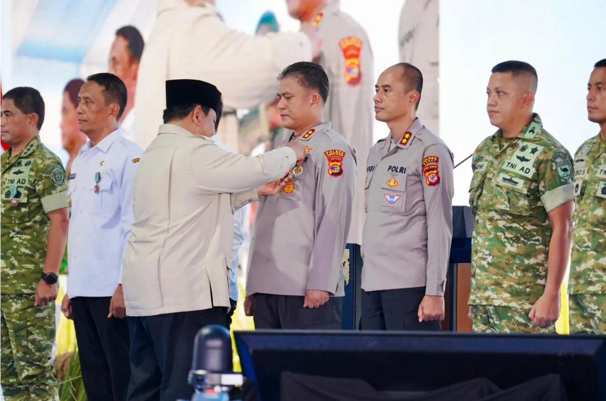 Presiden Prabowo Anugerahkan Tanda Kehormatan kepada Polri atas Dukungan Ketahanan Pangan