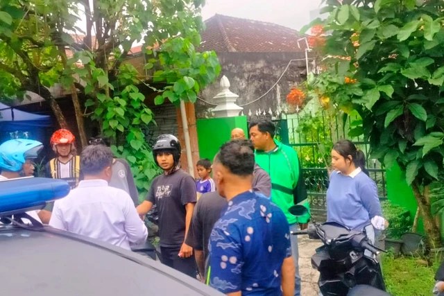 Eviana saat menghentikan penjambret setelah menabrakkan motornya ke motor pelaku. Foto: Dok. Polresta Yogyakarta
