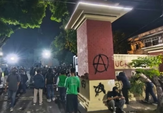 Massa Dipukul Mundur Ormas, Aksi di Mapolda DIY Berakhir Ricuh