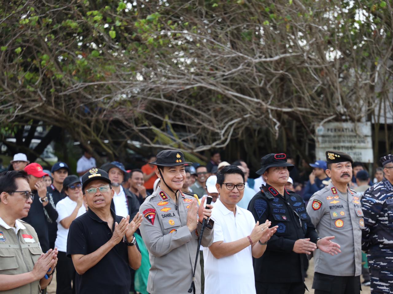 Kapolda Bali Pimpin Aksi Bersih Pantai Kedonganan Bersama 5.000 Relawan