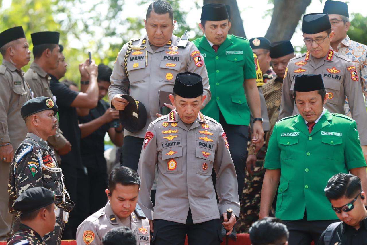 Momen Kapolri bersama GP Ansor - Banser