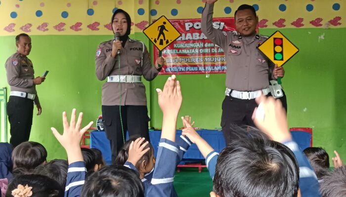 Polisi Sahabat Anak, Satlantas Polres Mojokerto Tanamkan Budaya Tertib Lalu Lintas di KB/TK Plus Al Falah Pungging