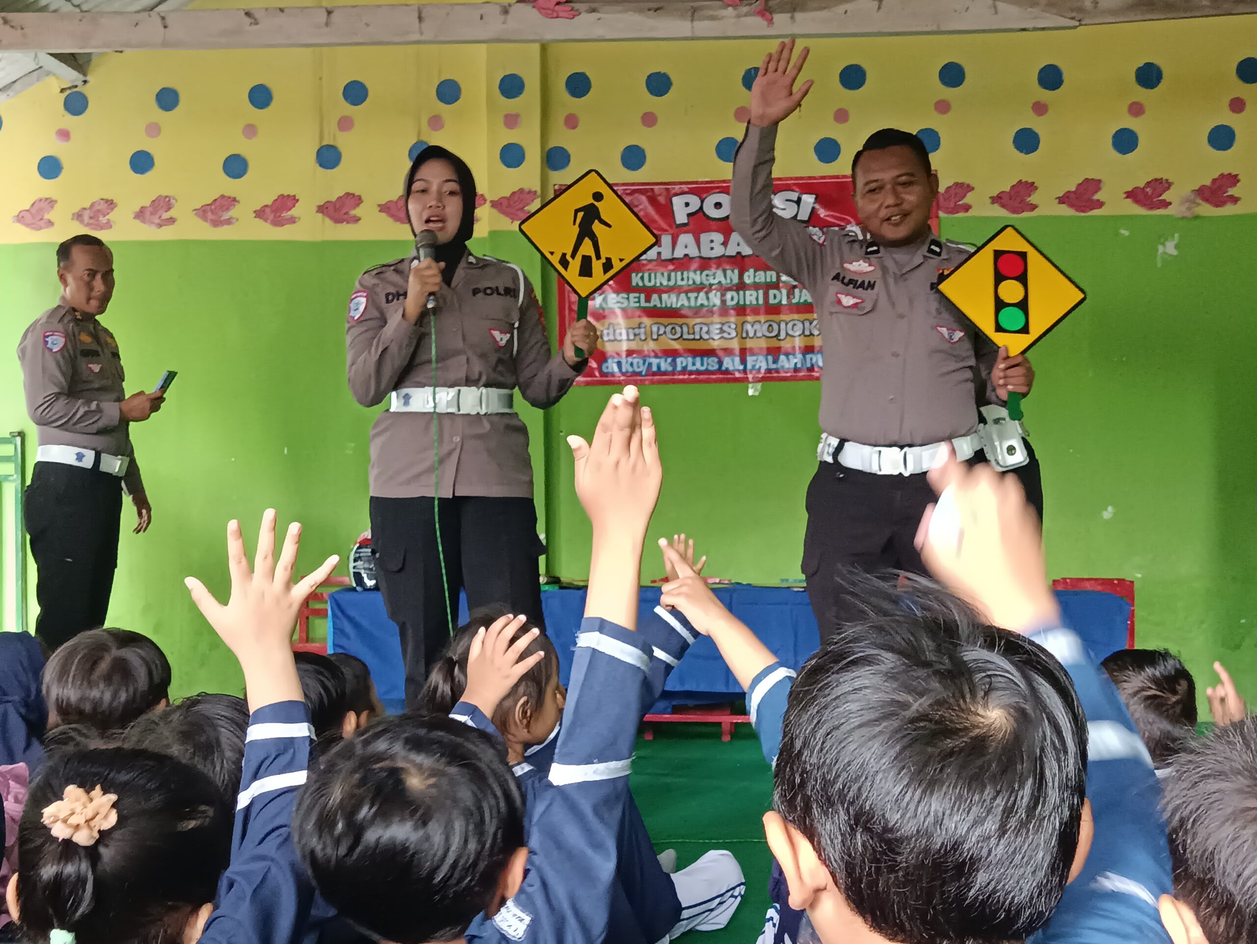 Polisi Sahabat Anak, Satlantas Polres Mojokerto Tanamkan Budaya Tertib Lalu Lintas di KB/TK Plus Al Falah Pungging