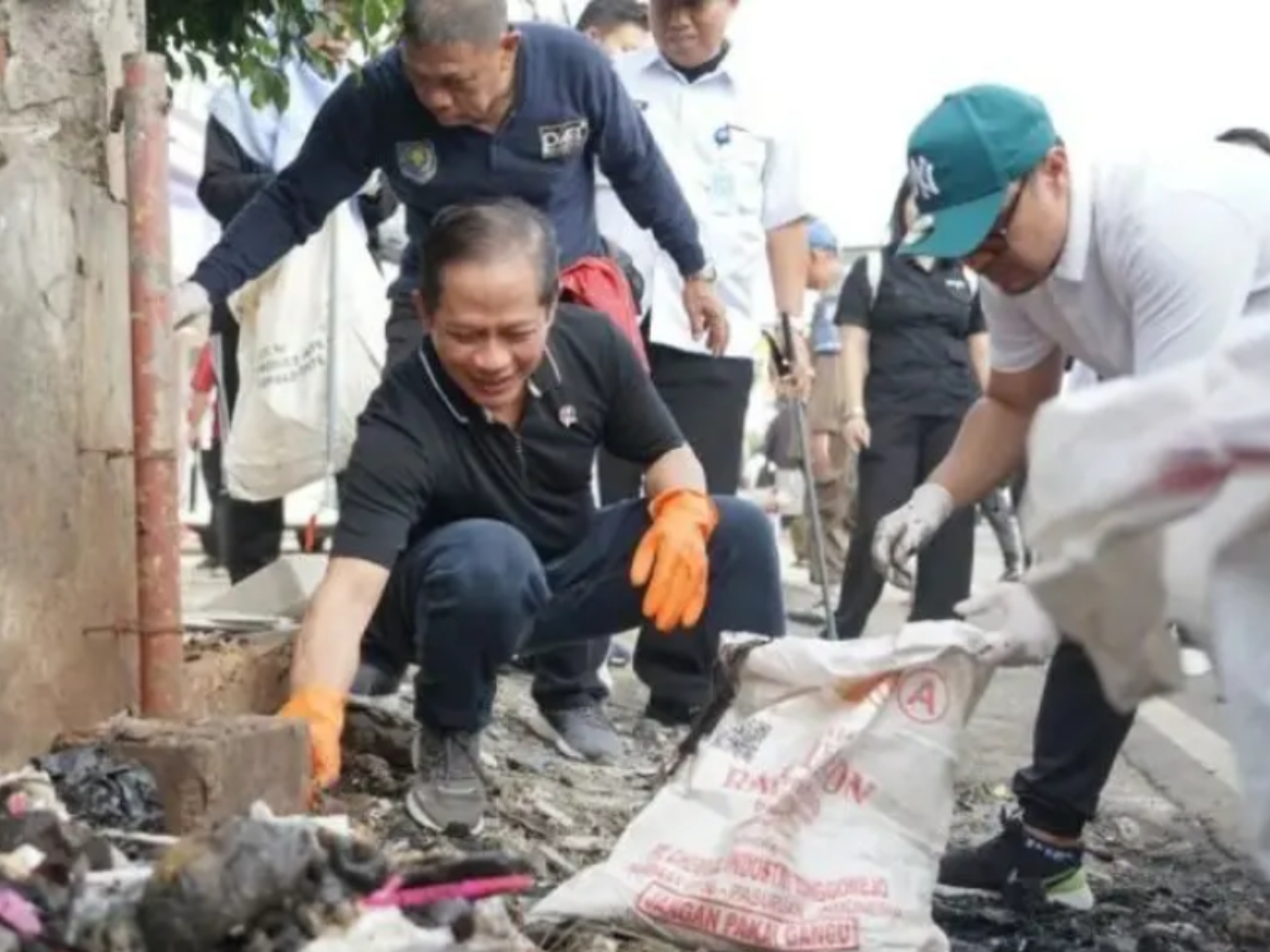 Menteri Lingkungan Hidup Hanif Faisol Nurofiq