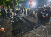 Unras Ricuh Di Depan Mapolda DIY Tak ada Gas Air mata, Hanya Suara Petasan Massa Aksi