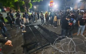 Unras Ricuh Di Depan Mapolda DIY Tak ada Gas Air mata, Hanya Suara Petasan Massa Aksi