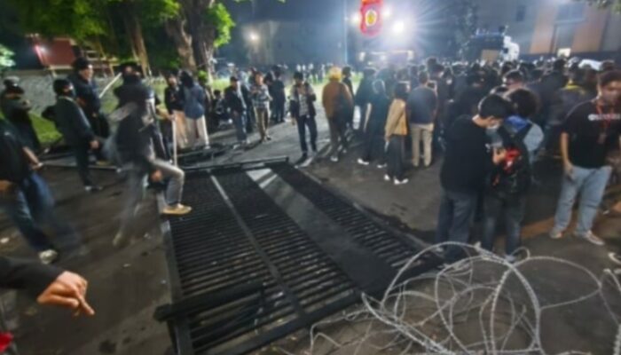 Unras Ricuh Di Depan Mapolda DIY Tak ada Gas Air mata, Hanya Suara Petasan Massa Aksi