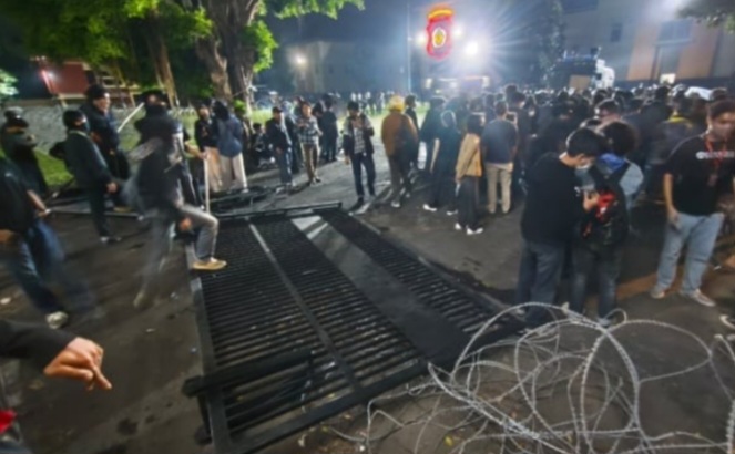 Unras Ricuh Di Depan Mapolda DIY Tak ada Gas Air mata, Hanya Suara Petasan Massa Aksi