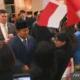Presiden Prabowo Subianto (kedua kiri) disambut diaspora saat tiba di hotel di Washington DC, Amerika Serikat, Selasa (17/2/2026). Kunjungan Presiden Prabowo Subianto tersebut untuk melakukan pertemuan bilateral dengan Presiden Amerika Serikat Donald Trump sekaligus menghadiri pertemuan perdana Dewan Perdamaian (Board of Peace). ANTARA FOTO/Hafidz Mubarak A/YU
