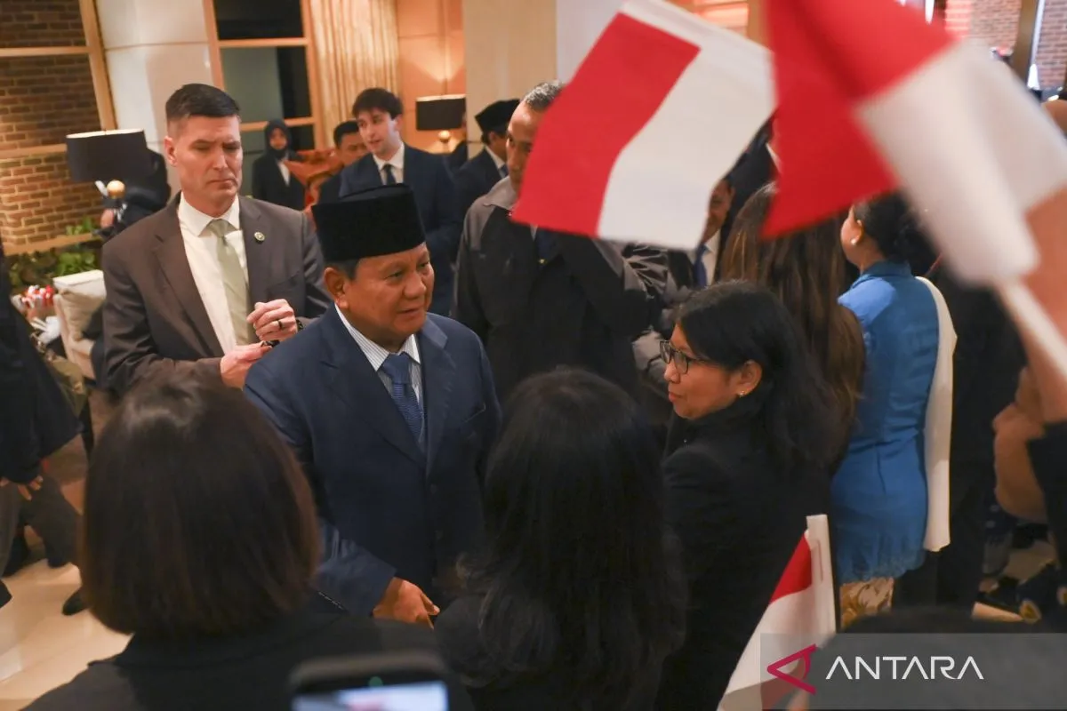 Presiden Prabowo Subianto (kedua kiri) disambut diaspora saat tiba di hotel di Washington DC, Amerika Serikat, Selasa (17/2/2026). Kunjungan Presiden Prabowo Subianto tersebut untuk melakukan pertemuan bilateral dengan Presiden Amerika Serikat Donald Trump sekaligus menghadiri pertemuan perdana Dewan Perdamaian (Board of Peace). ANTARA FOTO/Hafidz Mubarak A/YU