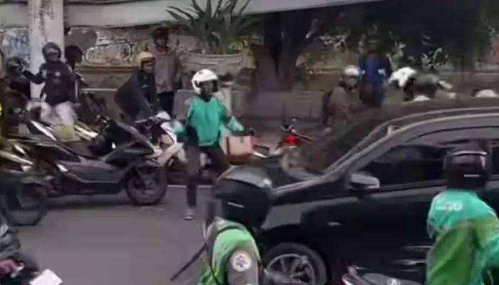 Tolak Dihentikan Polisi, Pengemudi Calya Ugal-ugalan di Gunung Sahari Lawan Arah Berujung Diamuk Warga