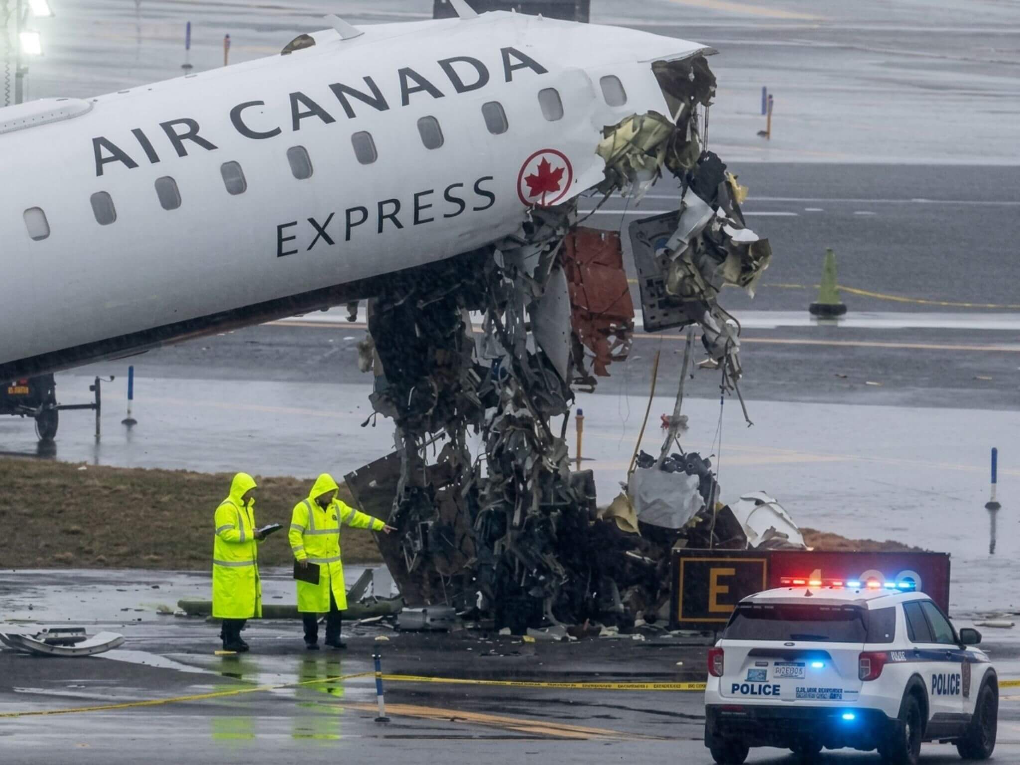 Air Canada Tabrak Truk Pemadam Di Bandara Laguardia