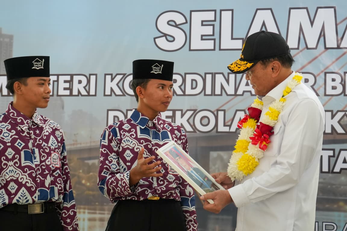 Tinjau Sekolah Rakyat Menengah 31 Pekanbaru, Menko Polkam Pastikan Program Pendidikan Berjalan Efektif Djamari Saat Berbincang Dengan Siswa