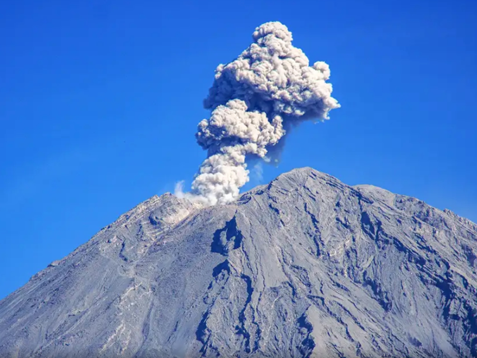 Gunung Semeru Erupsi